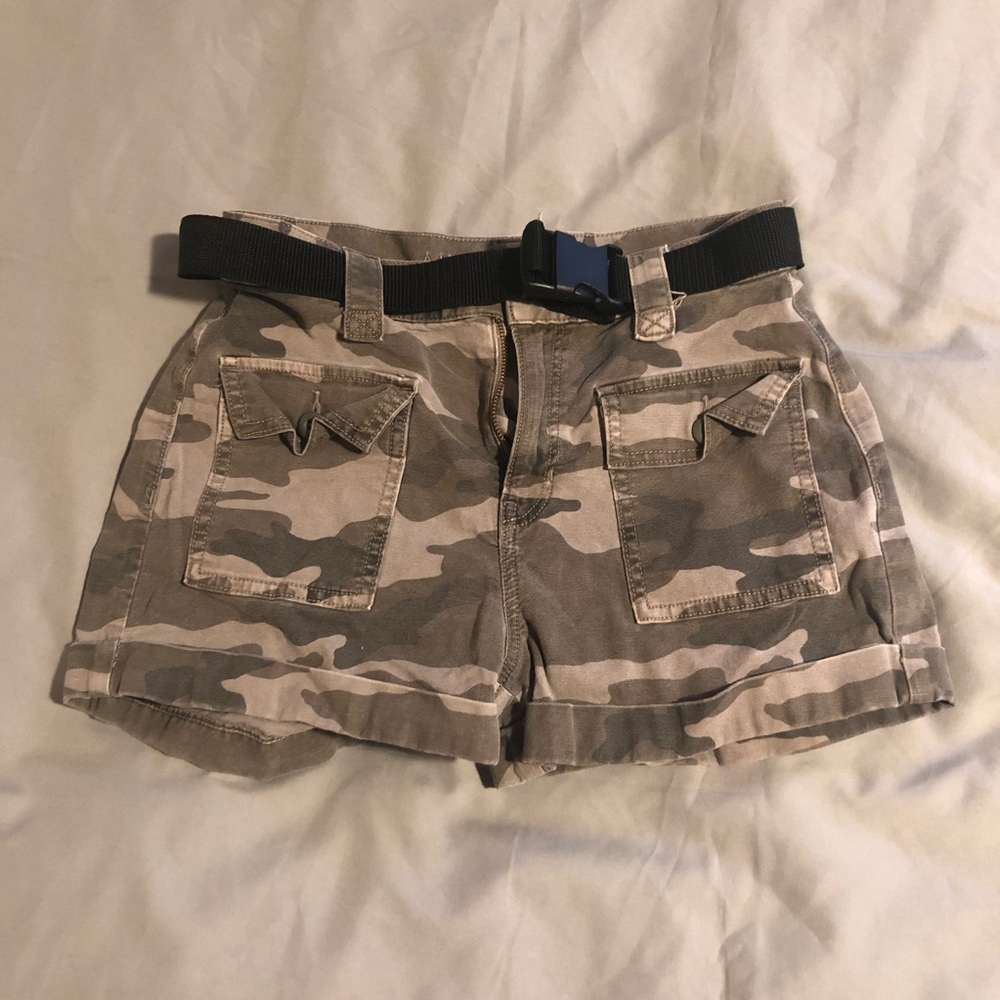 American Eagle camo shorts